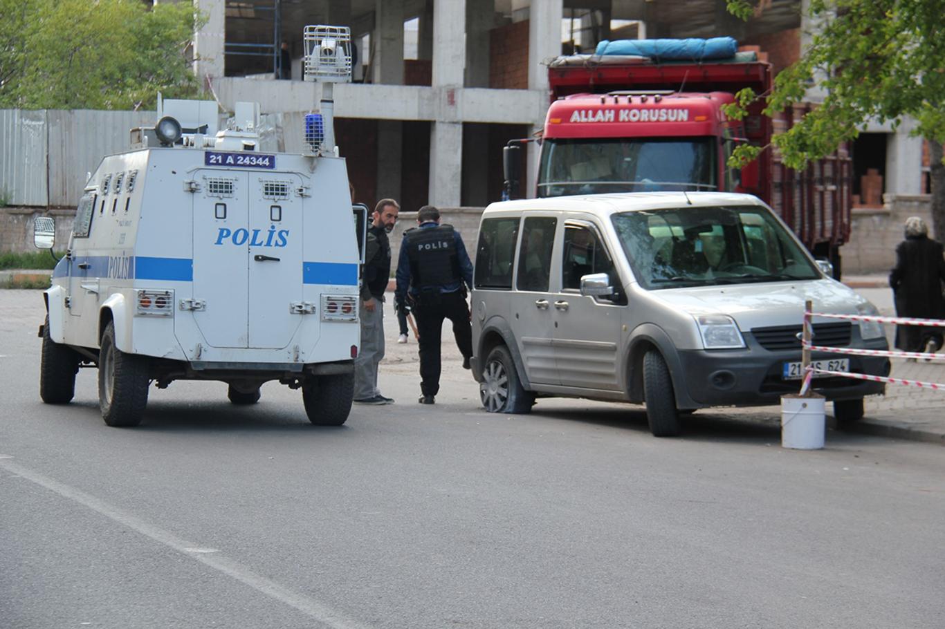 Polis aracına ses bombalı saldırı düzenlendi
